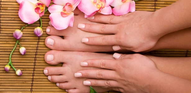 Классический или европейский маникюр и педикюр с покрытием Vinylux или Shellac в салоне красоты «Аленький цветочек». **Скидка до 73%**. Москва - kupikupon.ru Классический или европейский маникюр и педикюр с покрытием Vinylux или Shellac в салоне красоты «Аленький цветочек». **Скидка до 73%**