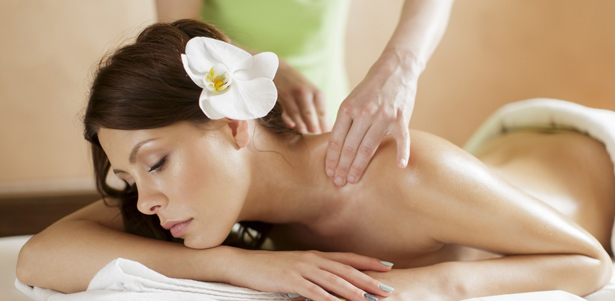 Антицеллюлитный ручной массаж с обертыванием, лимфодренажный массаж или классический массаж с применением бальзамов в салоне массажа Svoy. **Скидка до 79%**