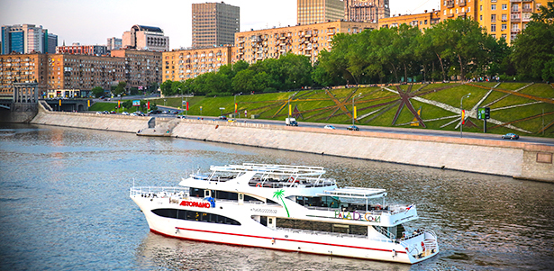 Живописная прогулка по Москве-реке с обедом или ужином на стильной яхте-ресторане класса люкс «Palma De Сочи». **Скидка до 63%**

