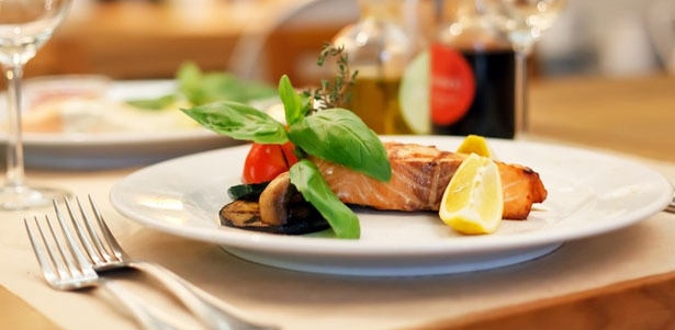 Романтический ужин для двоих на балконе ресторана Grill House: стейк из семги, овощи на гриле, «Цезарь» с курицей и не только! **Скидка 50%**