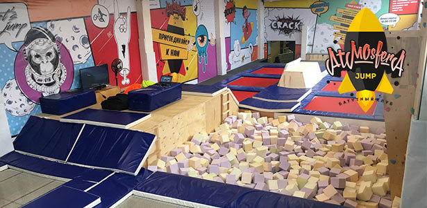 Отдых в батутном клубе Atmosfera Jump: свободные прыжки для одного или аренда всего зала под мероприятие для компании до 20 человек. **Скидка 50%**