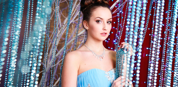 Фотосессия для одного, двоих или компании в «Студии СПб»: аксессуары, гардероб, работа визажиста, 10 обработанных фотографий и не только! **Скидка до 90%**
