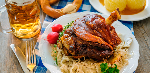 Ужин в немецком или баварском стиле в ресторане Warsteiner Forum: домашняя буженина, свиная рулька, салат из сезонных овощей и многое другое! **Скидка 50%**