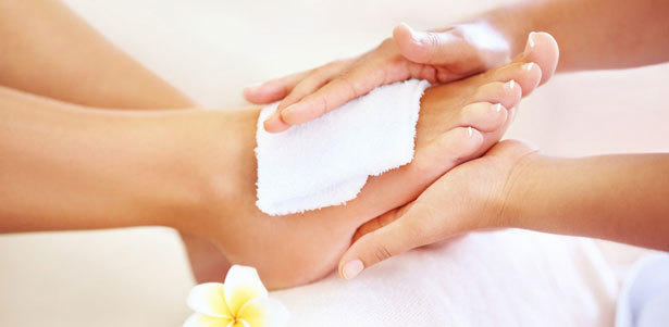 Безболезненная коррекция вросших и искривленных ногтей, лечебный педикюр, протезирование ногтевой пластины в салоне красоты Boho. Скидка 20%