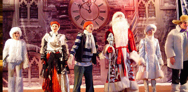 Новогодние представления от театрально-концертного центра «Комедия и Юмор в Москве»: «Как Дед Мороз и Антошка время спасали», «Новогодние приключения Барона Мюнхаузена», клоунско-цирковое шоу «Надувное шоу Питиновых» и не только. **Скидка 50%**