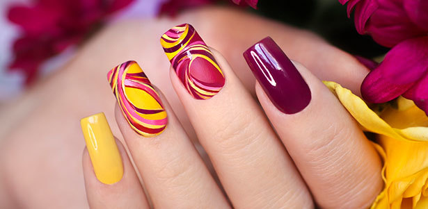 Аппаратный или комбинированный маникюр и педикюр с покрытием гель-лаком в сети салонов Happy Nails. **Скидка до 65%**