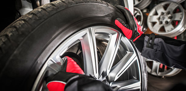 Шиномонтаж и балансировка четырех колес от R13 до R21, а также хранение шин в сети автотехцентров «Автостол». **Скидка до 50%**