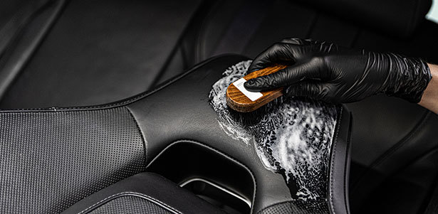 Комплексная химчистка салона на выбор и абразивная полировка кузова автомобиля с удалением царапин и нанесением защитного покрытия в детейлинг-студии «Евродетейлинг». **Скидка до 89%**