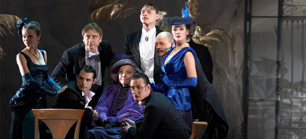 2 билета по цене одного на пьесу «Веер леди Уиндермир» в Театре им. Гоголя. **Скидка 50%**