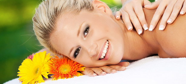 «Антистрессовая программа» в студии массажа «Волшебница»: классический массаж + пилинг + обертывание на выбор + лимфодренажный массаж. 1, 3 или 5 сеансов. **Скидка до 69%**