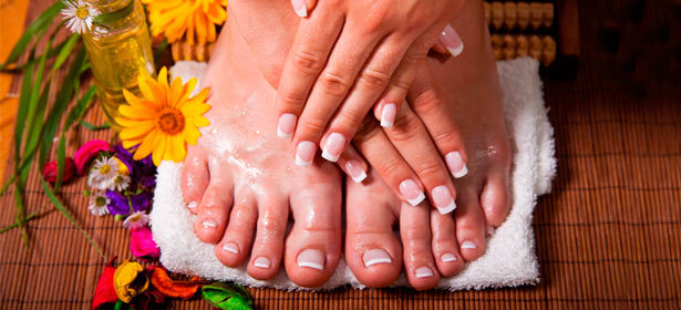 Ногтевой сервис от Nagelstudio & Beautу: японский, европейский маникюр, spa для рук, массаж рук, аппаратный педикюр, покрытие Shellac или Gelish. **Скидка до 77%** + **скидка 50%** на лечение вросшего ногтя