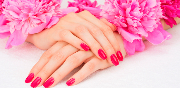 Классический обрезной маникюр и педикюр с цветным покрытием ногтей лаком в салоне «Мечта». **Скидка до 72%**