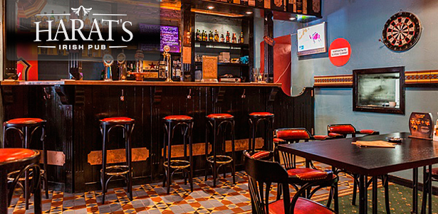 Мидии, креветки, жареный сыр, фирменные салаты, другие блюда, а также напитки в ирландском пабе Harat's Irish Pub. **Скидка 50%** 
