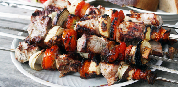 Все меню от кафе «Шашлык-СССР» со **скидкой 50%**! Шашлык из свиной шейки, баранины на косточке или куриной грудки, люля-кебаб из свинины и говядины, шаурма и многое другое!