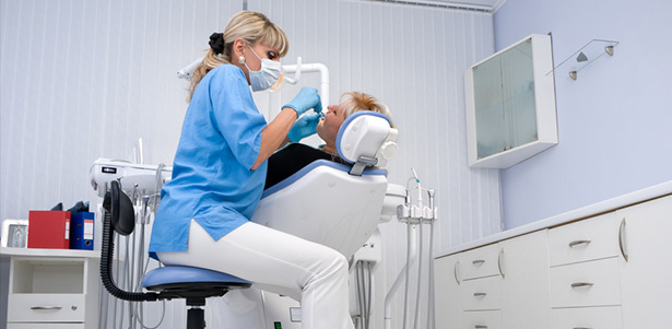 Комплексная профессиональная гигиена полости рта в медицинском центре «Орхидея плюс»: УЗ-чистка зубов, удаление пигментированного налета, фторирование зубов и не только **со скидкой 72%**