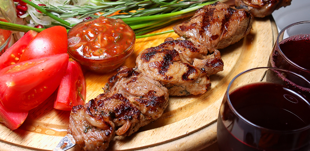 Основное меню в кабаке «Хали-Гали»: селедочка по-деревенски с картофелем и лучком, спагетти с сыром, шашлык из свинины и многое другое. **Скидка 30%**